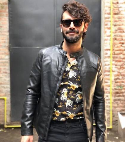 Gonzalo Heredia consideró que era apropiado estar listo para las cámaras y ofrecer una imagen distinta a la de su personaje y decidió llegar a la productora impecable: peinado, con lentes de sol, pantalones ajustados, una camisa estampada y un saco a tono