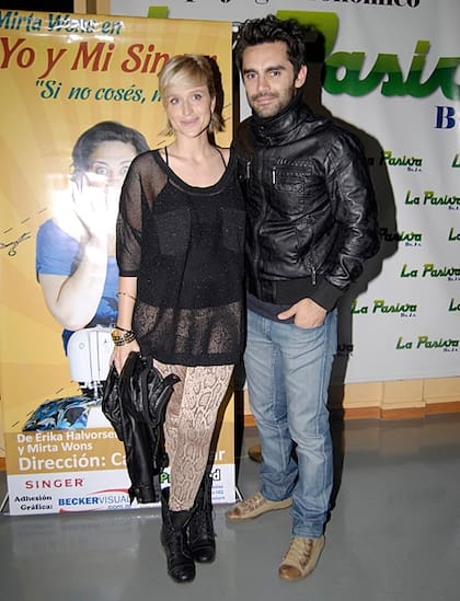 Gonzalo Heredia junto a Brenda Gandini, antes de ingresar a ver el estreno de la obra Mi singer y yo