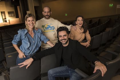 Gonzalo Heredia junto a los actores Eugenia Tobal, Laura Azcurra y Nicolás Garcia Hume, con quienes trabaja en su obra