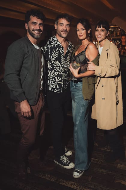 Gonzalo Heredia, la pareja anfitriona y Brenda Gandini