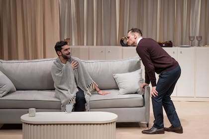 Gonzalo Heredia y Lautaro Delgado Tymruk, en una escena de La mentira