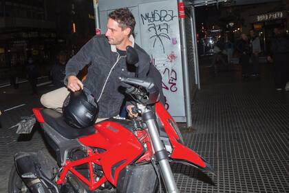 Gonzalo heredó el amor por las motos de su padre y en su momento, compartió la pasión por las dos ruedas con su ex suegro, Ignacio Viale del Carril, y su ex cuñado, Nacho Viale. Después del estreno de Closer en el Multiteatro, el actor chileno montó su Ducati, con la que se maneja desde que llegó a Buenos Aires.