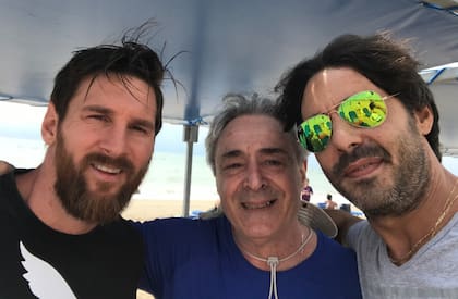 Gonzalo Hernández junto a su padre en una foto en Barcelona con Lionel Messi