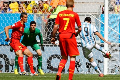 Gonzalo Higuaín convierte el gol ante Bélgica en Brasil 2014; Argentina quebraba un maleficio de 24 años y se metía en semifinales