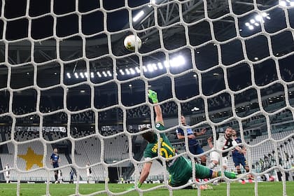 Gonzalo Higuaín definió lejos del alcance de Gabriel y puso el 3-0 para Juventus ante Lecce