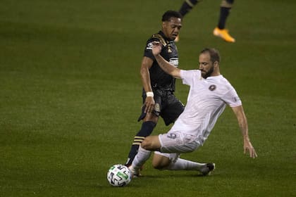 Gonzalo Higuaín entró a Europa nada menos que por Real Madrid, en 2006, y jugó sin interrupciones en Napoli, Milan, Chelsea y Juventus, hasta que hace unas semanas cruzó de nuevo el océano Atlántico para sumarse al Inter Miami de Beckham, en la MLS; debutó el domingo y erró un penal