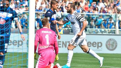 Gonzalo Higuaín festeja su golazo ante Pescara