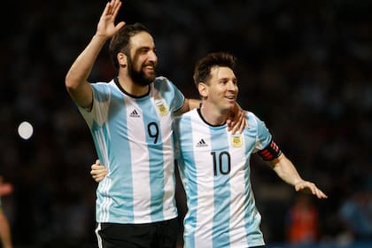 Gonzalo Higuaín junto a Lionel Messi en un partido de eliminatorias para Rusia 2018, ante Bolivia