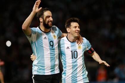 Gonzalo Higuaín junto a Messi en un partido de eliminatorias para Rusia 2018, ante Bolivia, en Córdoba