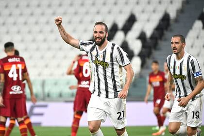 Gonzalo Higuaín volvió a la titularidad y al gol en Juventus, pero su equipo cayó por 3-1 ante Roma