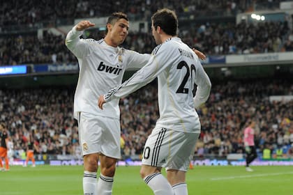 Gonzalo Higuaín y Cristiano Ronaldo, en abril de 2010, jugando para Real Madrid