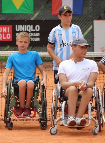 Gonzalo Lazarte, de pie y con la camiseta de Atlético Tucumán (club del que es hincha), durante una premiación en el Cañuelas Open 2018, el primer torneo que jugó