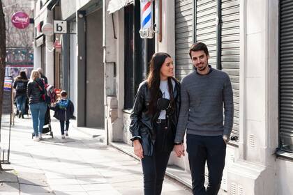 Gonzalo Losada y Karina Franco caminan por la calle Juan Ramírez de Velasco