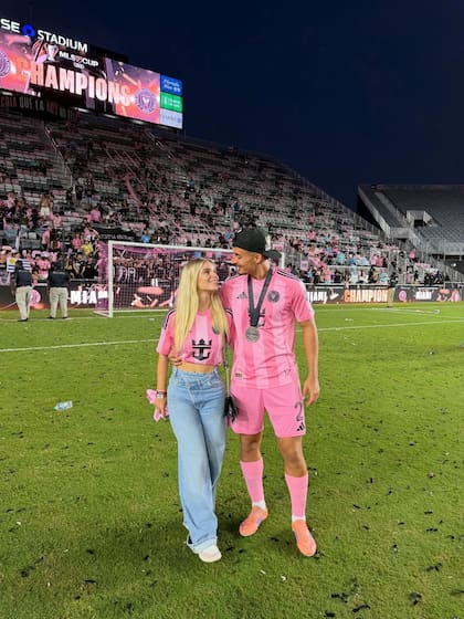 Gonzalo Luján y Giuliana Simonazzi en la cancha del Inter Miami