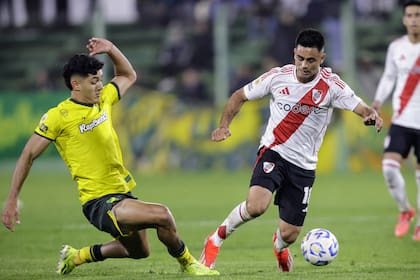 Gonzalo Martínez encara a Galván, lateral izquierdo de Defensa y Justicia; fue el 25/10/2024, por la Liga Profesional