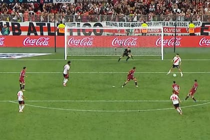 Gonzalo Montiel abre las piernas y el remate de Galoppo se mete en el arco de Lanús; Tello anuló la conquista