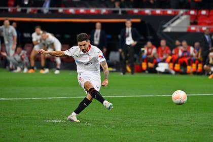 Gonzalo Montiel anota el penal decisivo para que Sevilla le gane a Roma la final de la Europa League 