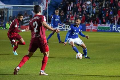 Gonzalo Montiel defiende; el defensor fue titular en la victoria que clasificó a Sevilla para los octavos de final.