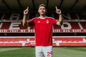 Las referencias porteñas que Nottingham Forest desplegó en la llegada de Montiel a la Premier League