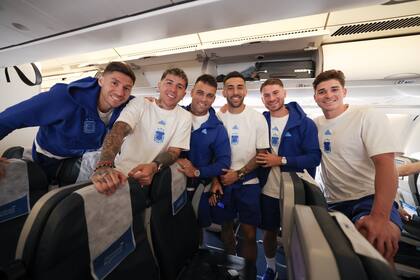 Gonzalo Montiel, Enzo Fernández, Lautaro Martínez, Nicolás González, Alexis Mac Allister y Julián Álvarez, antes del vuelo que llevó a la selección a Barranquilla