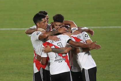 Los jugadores de River abrazan a Gonzalo Montiel, que acaba de convertir de penal el segundo gol del conjunto millonario en el 3-0 ante Rosario Central, por la Copa de la Liga Profesional 2021.