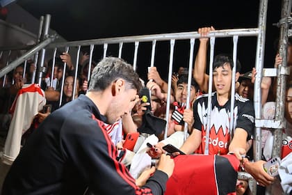 Gonzalo Montiel firmó camisetas en la previa del duelo frente a Racing por la Copa Argentina