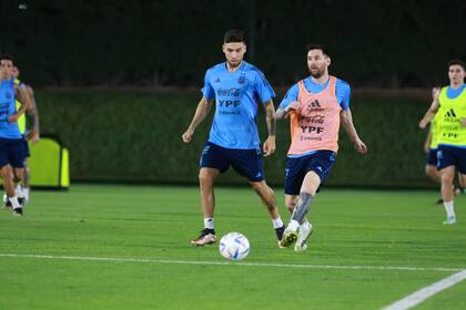 Gonzalo Montiel marcando a Lionel Messi, en la práctica realizada este lunes a puertas cerradas de la selección