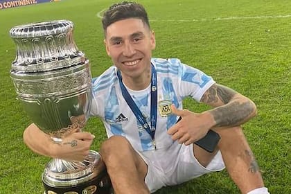 Gonzalo Montiel posa con el trofeo de la Copa America 2021.