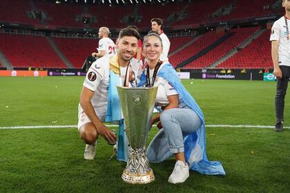 Gonzalo Montiel y Karina Nacocchio en la obtención de la Europa League con Sevilla