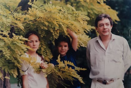 Gonzalo Murúa Losada, en el medio, junto a su hermana y su padre, Pablo Murúa, en el Botánico, uno de los lugares recurrentes de visitas en las tardes que aparece reflejado en Las voces de Pablo