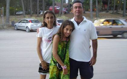 Gonzalo, Patricia y la hija de ella a quien él crió como su papá del corazón.
