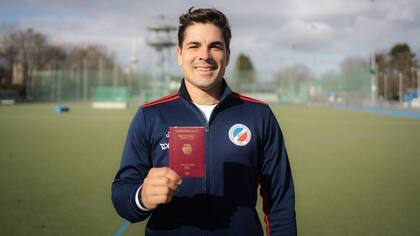 Gonzalo Peillat muestra el pasaporte alemán.