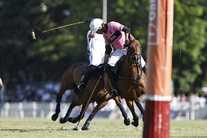 Gonzalo Peres busca cerca de los mimbres; detrás, Peke González