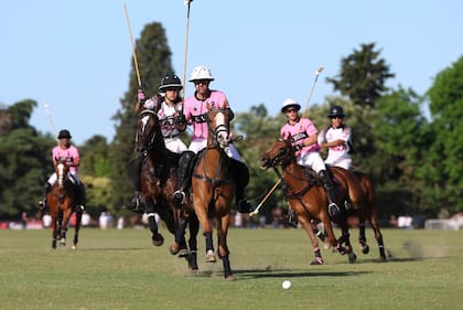 Gonzalo Pieres, al frente; lo persigue Lucas Monteverde (h)