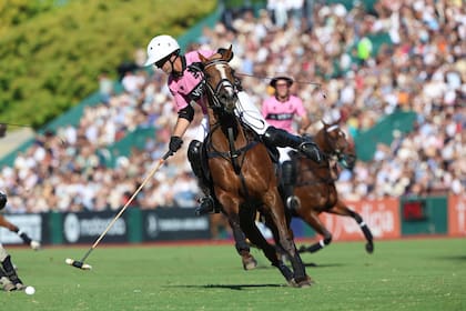 Gonzalo Pieres apunta a la bocha en la cancha 1 de Palermo