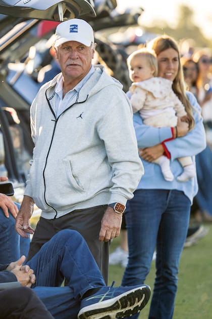 Gonzalo Pieres fue con toda su familia. En la imagen se lo ve con su hija Cecilia y una de sus
nietas.