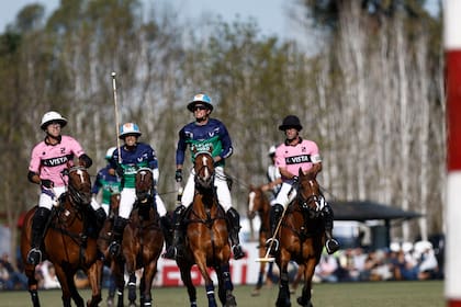 Gonzalo Pieres (h.), Adolfo Cambiaso, 'Poroto' Cambiaso y Facundo Pieres miran una bocha aérea; grandes figuras habrá en la definición de Tortugas, entre campeones múltiples y quienes procuran su primera consagración en el certamen.