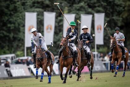 Gonzalo Pieres (h.), siempre de muy correcta conducta, recibió el premio al fair play (juego limpio); Juan Britos se cubre de un posible bochazo y siguen la jugada Castagnola e Hilario Ulloa.