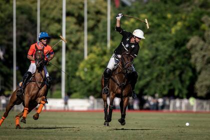 Gonzalo Pieres prepara un backhander de revés; "Sapo" Caset frena en busca del nuevo destino de la bocha.