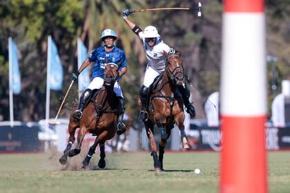 Gonzalo Pieres se apresta a anotar uno de sus goles para Ellerstina