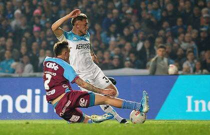 Gonzalo Piovi maniobra frente a Gariglio; tras aquel triunfo sobre Independiente, la Academia consiguió apenas un 0 a 0 ante Newell’s y este 1-1 en el Cilindro de Avellaneda con Arsenal.