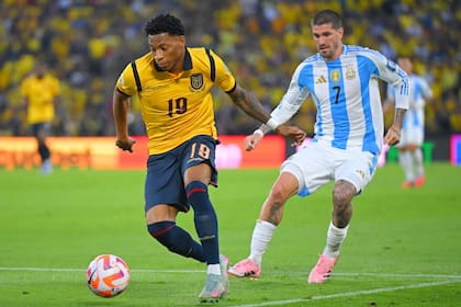 Gonzalo Plata ante De Paul, en el partido entre Ecuador y la Argentina por las Eliminatorias, el 9 de september de 2025
