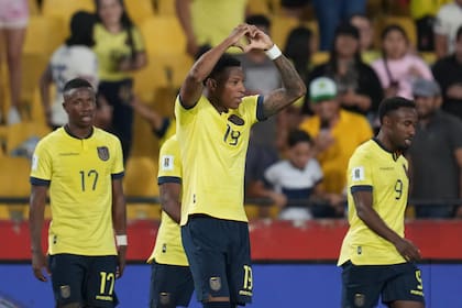 Gonzalo Plata, de la selección de Ecuador, festeja tras anotar su segundo tanto ante Bolivia en un duelo de la eliminatoria mundialista, realizado el jueves 14 de noviembre de 2024, en Guayaquil (AP Foto/Dolores Ochoa)