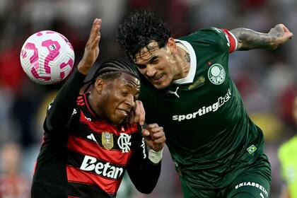 Gonzalo Plata en un duelo con Gustavo Gómez en el Flamengo vs. Palmeiras de este domingo pasado, por el torneo brasileño