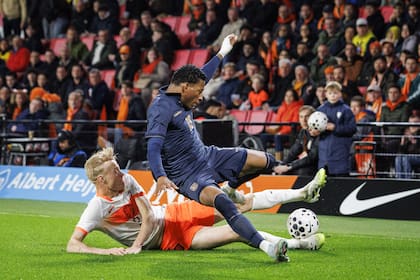 Gonzalo Plata fue una pesadilla para los neerlandeses, especialmente en la primera mitad: provocó la expulsión y el penal de la igualdad.