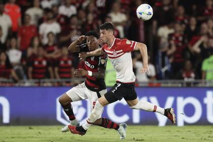 Gonzalo Plata es controlado por el zaguero Facundo Rodríguez; el delantero ecuatoriano fue expulsado de modo insólito por el árbitro colombiano Andrés Rojas