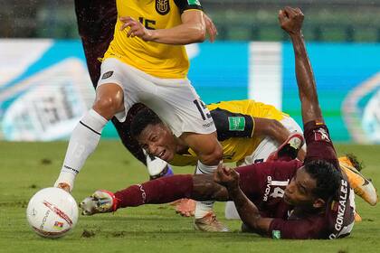 Gonzalo Plata, Oscar González y Angel Mena luchan por la pelota durante el partido de eliminatorias de la Copa del Mundo Qatar 2022 que disputan Venezuela y Ecuador.