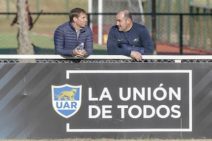 Gonzalo Quesada, con Mario Ledesma, cuando eran entrenadores de Jaguares y los Pumas, respectivamente