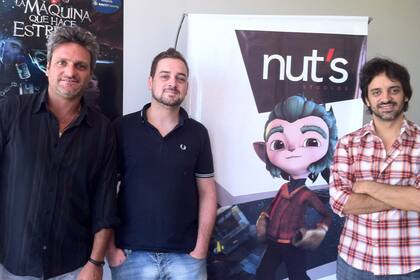 Gonzalo Speranza, en el centro, junto a sus socios de Nuts Studios