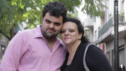 Gonzalo Sposaro, que tiene Asperger, junto a su madre, Andrea López